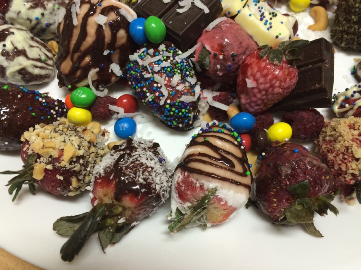 choco_strawberries_view_close_up